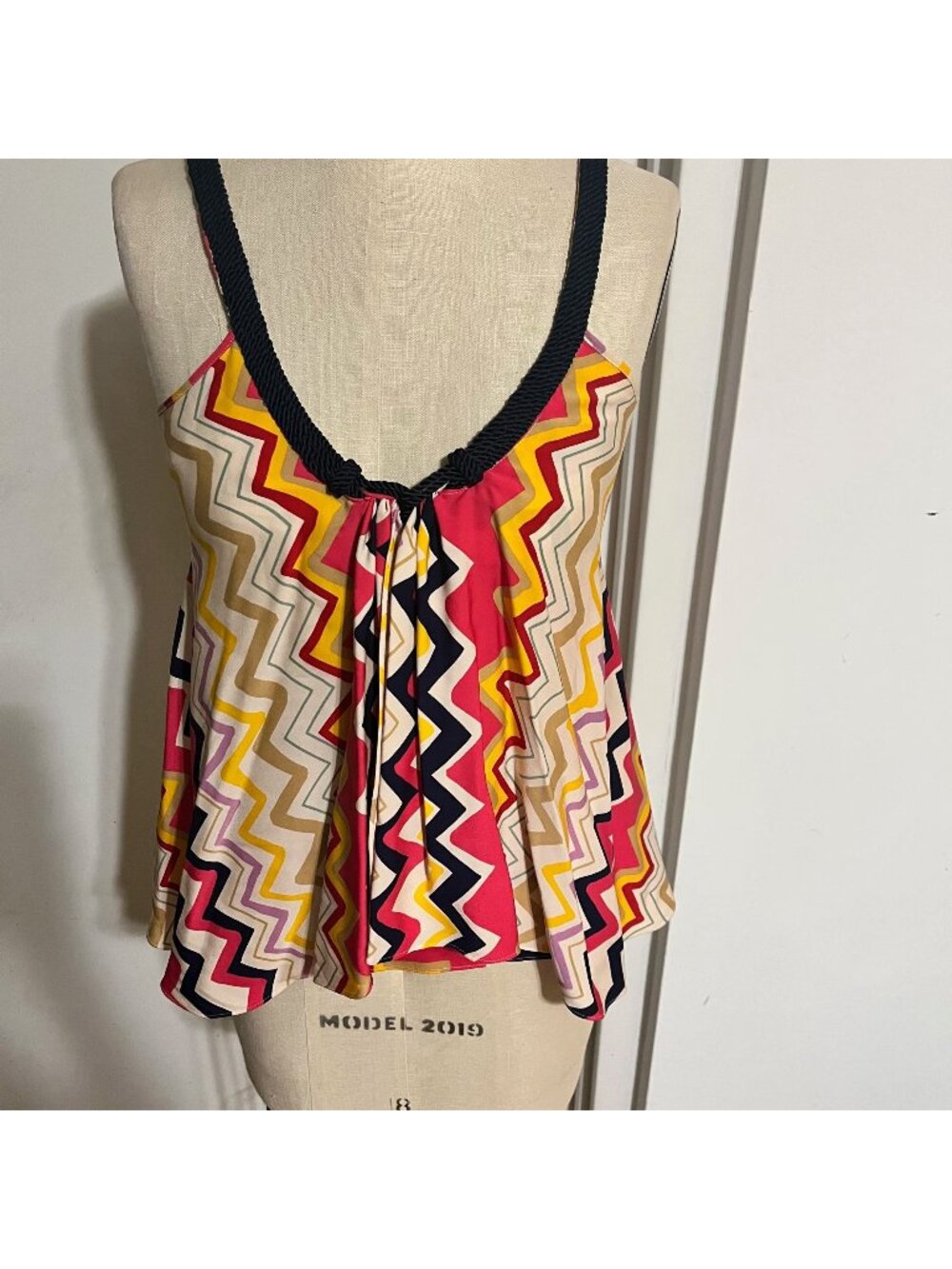 Diane Von Furstenberg MARLETTE Silk V Neck  Blouse Chevron Print ‎ Size 0